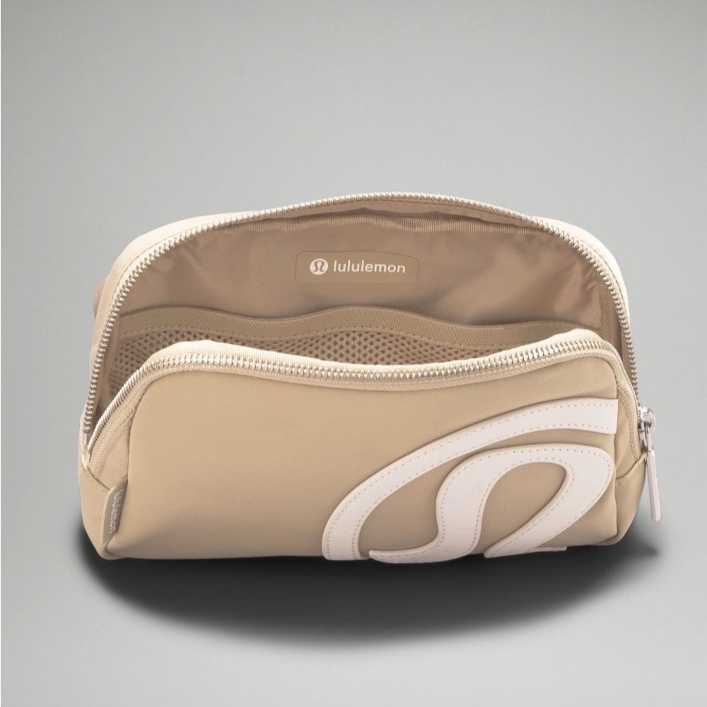 *LAST ONE*    LULULEMON  1 LITER TRENCH & WHITE LOGO BELT BAG W/ METAL BUCKLE - Picture 2 of 16